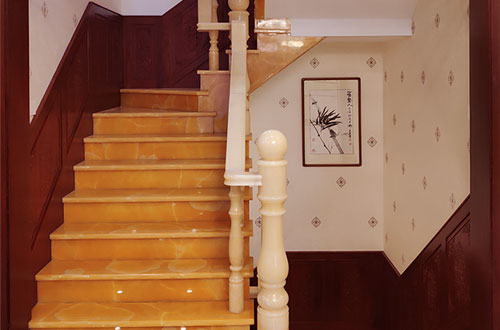 镜湖中式别墅室内汉白玉石楼梯的定制安装装饰效果